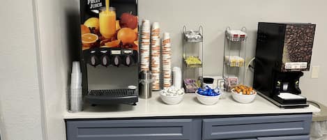 Un espace de libre-service où l’on peut se servir des boissons, notamment des jus de fruits, du café et du thé.