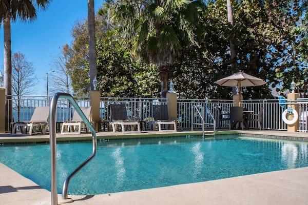 Hồ bơi ngoài trời, ghế dài tắm nắng