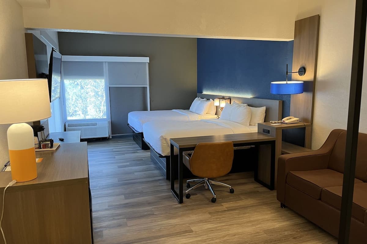 Premium bedding, in-room safe, desk, blackout drapes