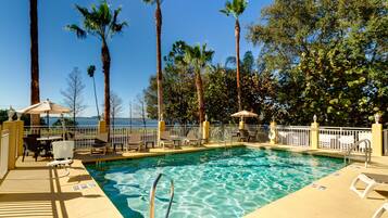 Una piscina al aire libre, tumbonas