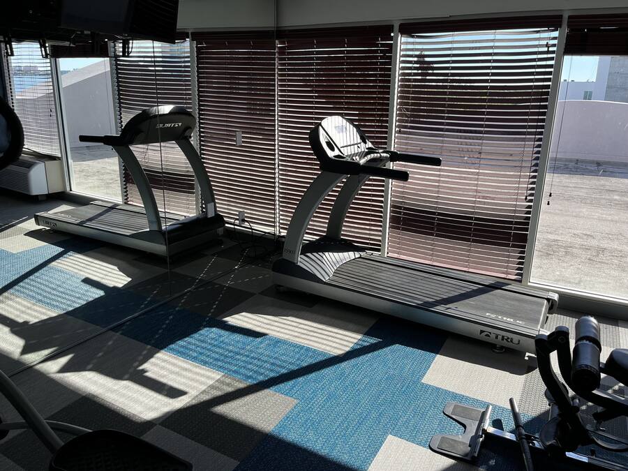 Ein Fitnessstudio mit Laufbändern und Trainingsgeräten.