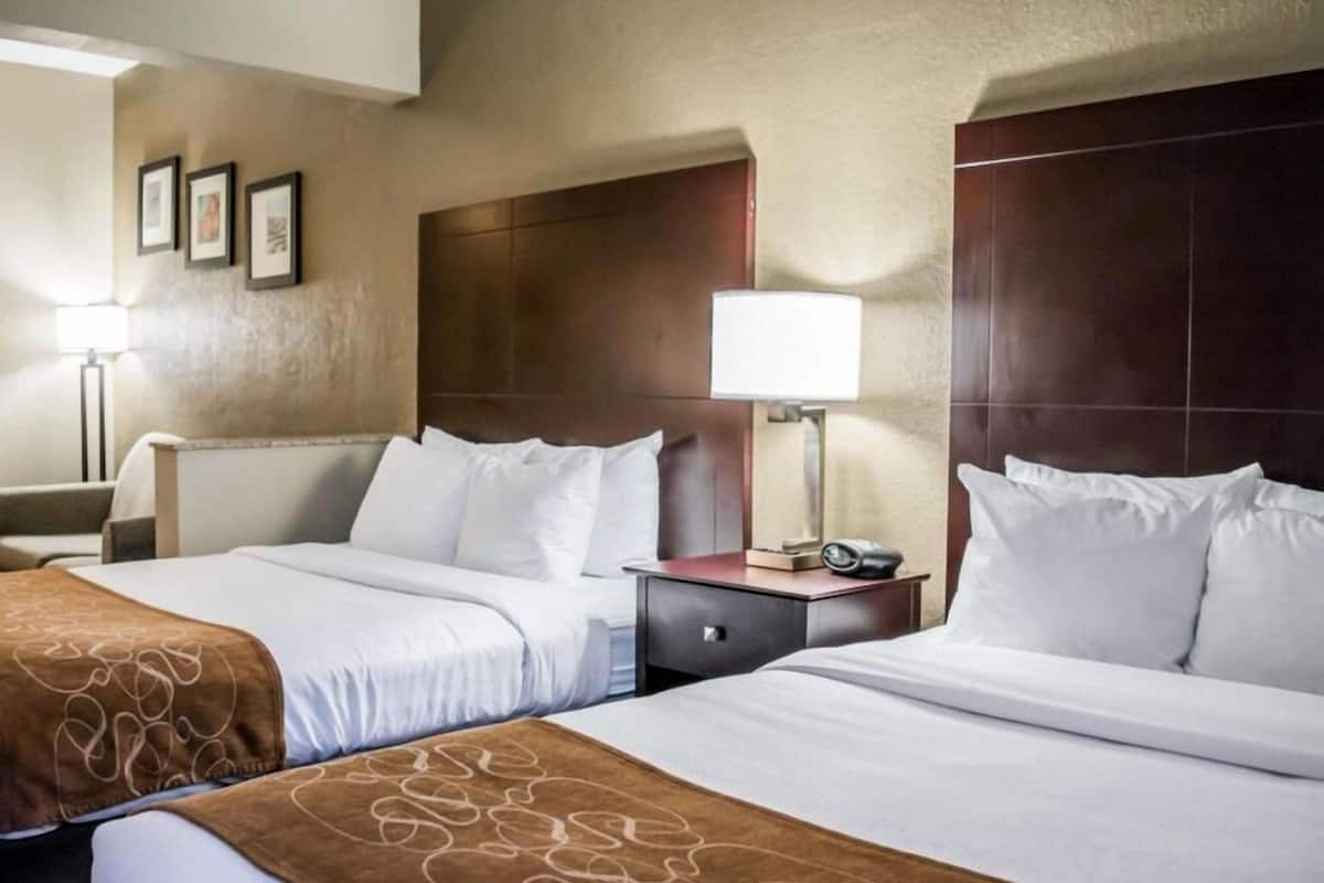 Premium bedding, in-room safe, desk, blackout drapes