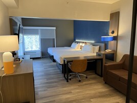 高档床上用品、客房内保险箱、办公桌、遮光窗帘