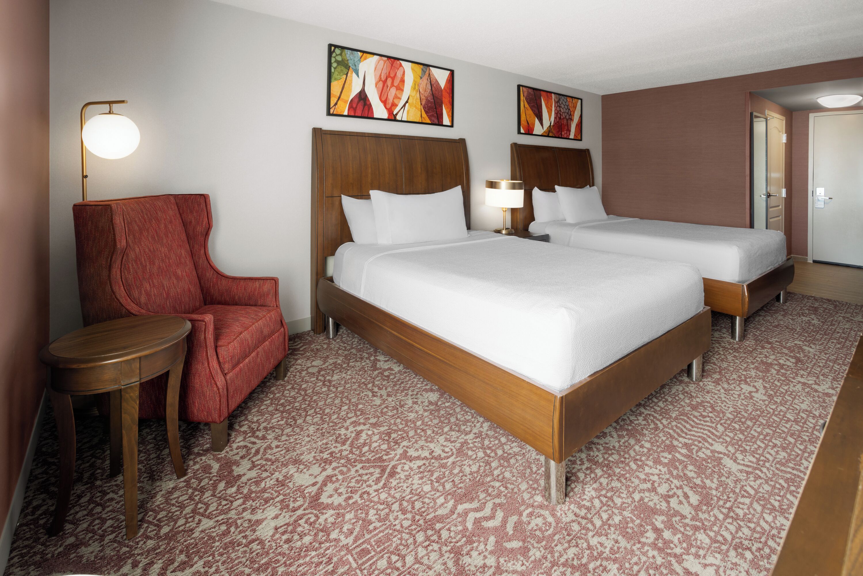 غرفة بتجهيزات أساسية | ملاءات للفراش لا تسبب الحساسية وستائر تعتيم ومكواة/لوح كي