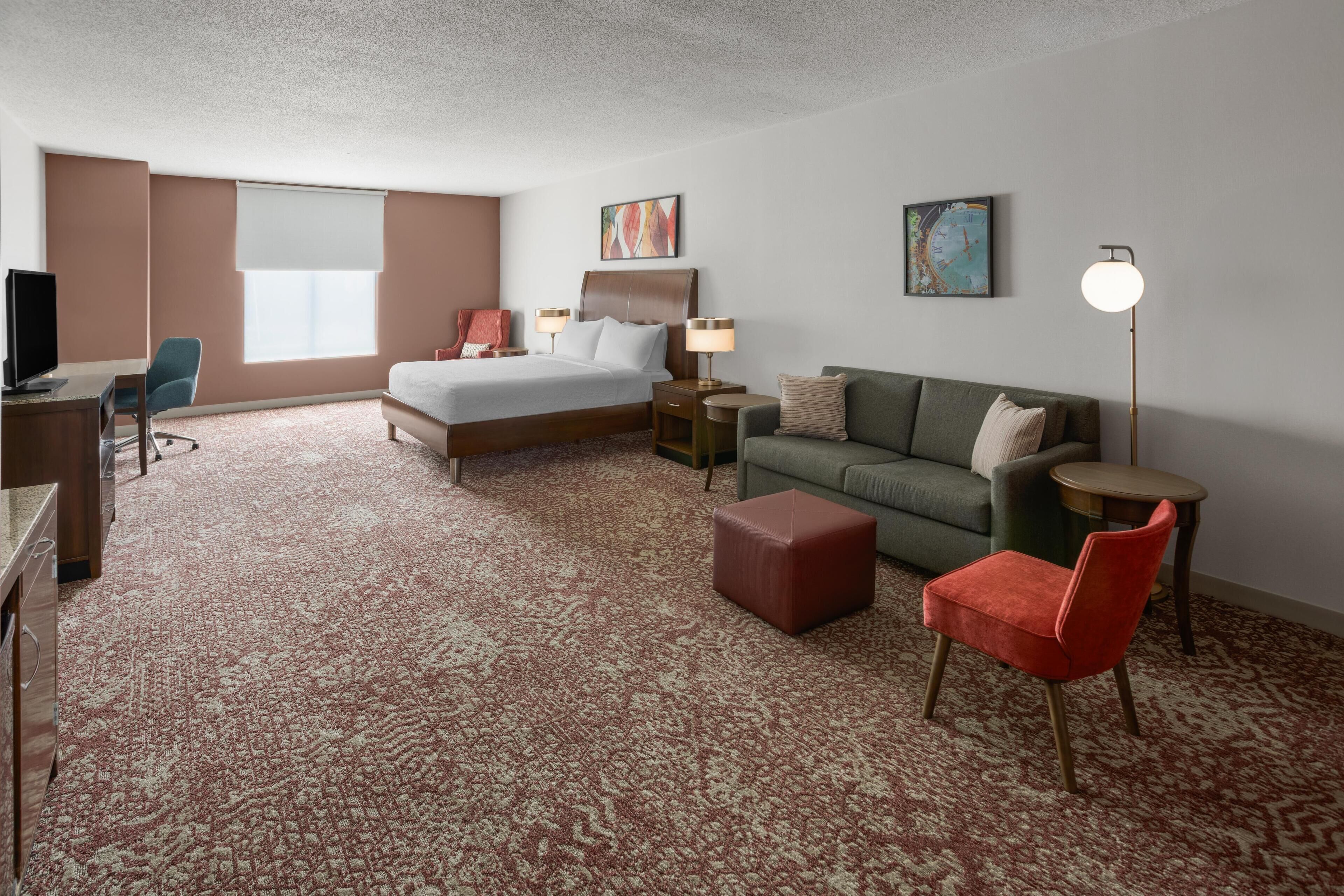 Suite junior, 1 cama King size, con acceso para personas discapacitadas | Área de sala de estar | Televisión de pantalla plana de 42 pulgadas con canales vía satélite 