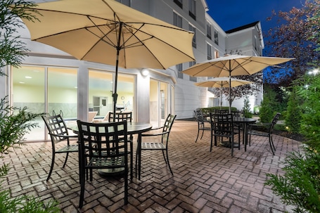 Terrasse/Patio. Hilton Garden Inn State College