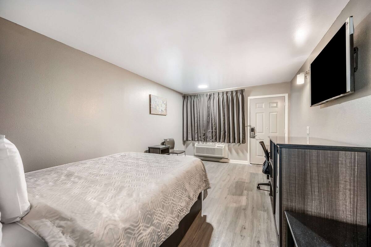Desk, blackout drapes, free WiFi, bed sheets