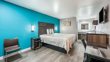 Een bureau, verduisterende gordijnen, gratis wifi, beddengoed