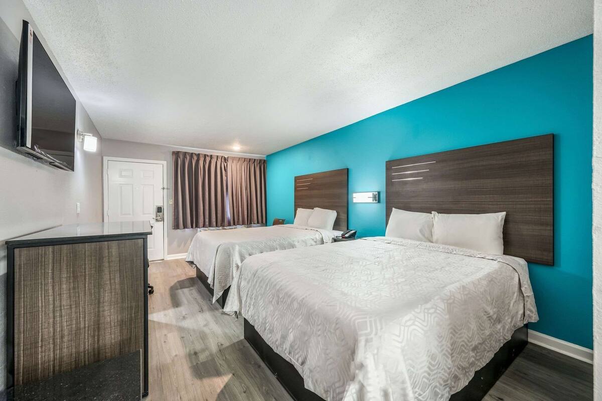 Desk, blackout drapes, free WiFi, bed sheets