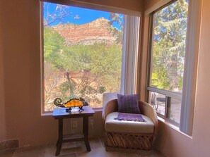 Purple Lizard Villa | Badezimmer | Kostenlose Toilettenartikel, Haartrockner, Handtücher, Seife