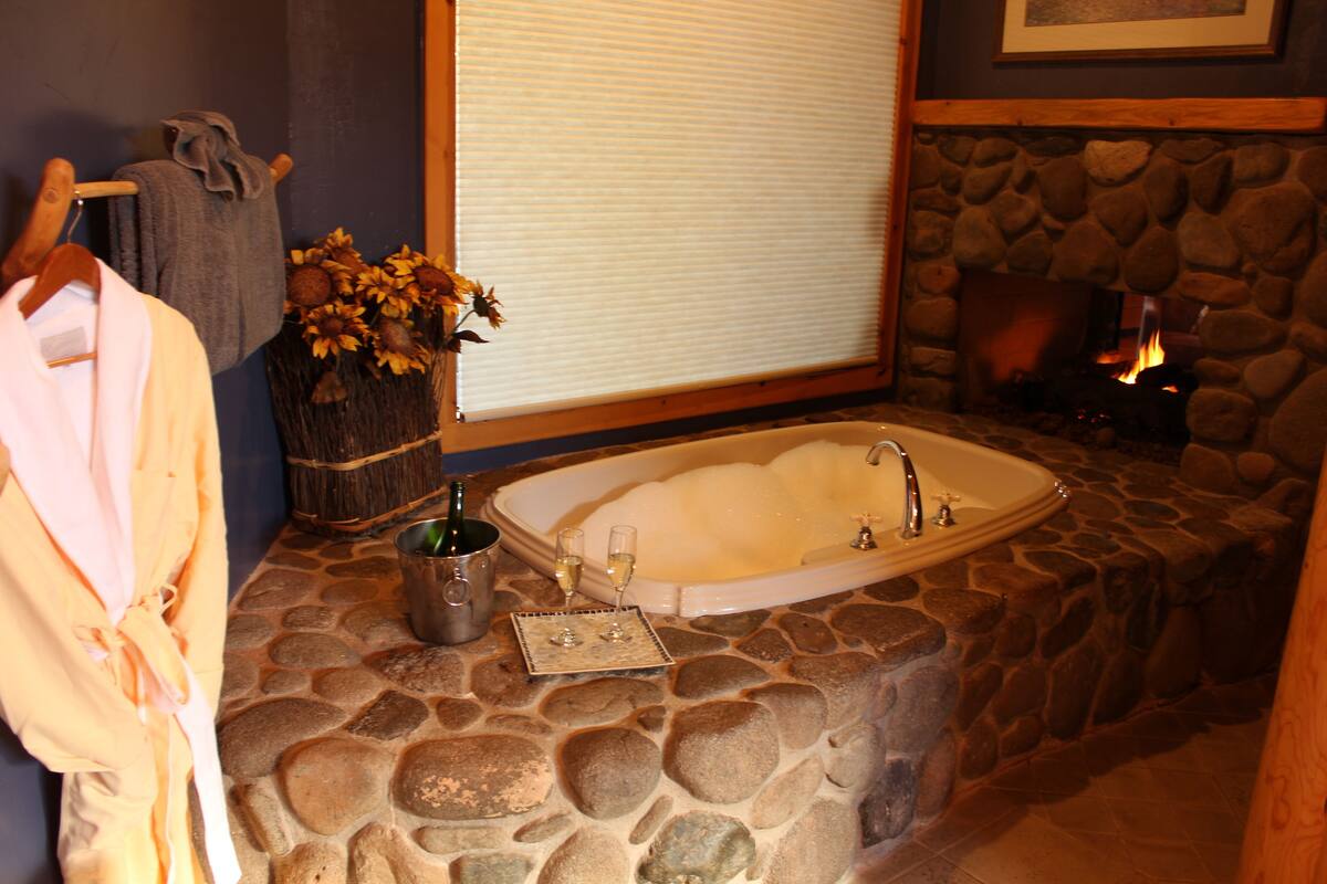 wilderness villa | bathroom | free toiletries, hair dryer, towels, soap