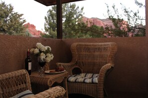 Zimmer, 1 King-Bett, Balkon, Bergblick | Terrasse/Patio