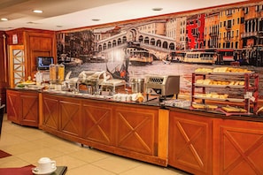 Déjeuner, dîner et souper servis sur place; cuisine italienne