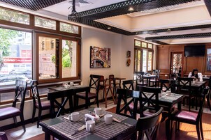 Breakfast, lunch, dinner served; Italian cuisine 