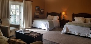 Habitación Deluxe, 2 camas de matrimonio, no fumadores (Room 3 & 5) | Escritorio, tabla de planchar con plancha, wifi gratis y ropa de cama