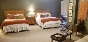 Habitación Deluxe, 2 camas Queen size, para no fumadores (Room 3 & 5) | Escritorio, tabla de planchar con plancha, wifi gratis y ropa de cama 