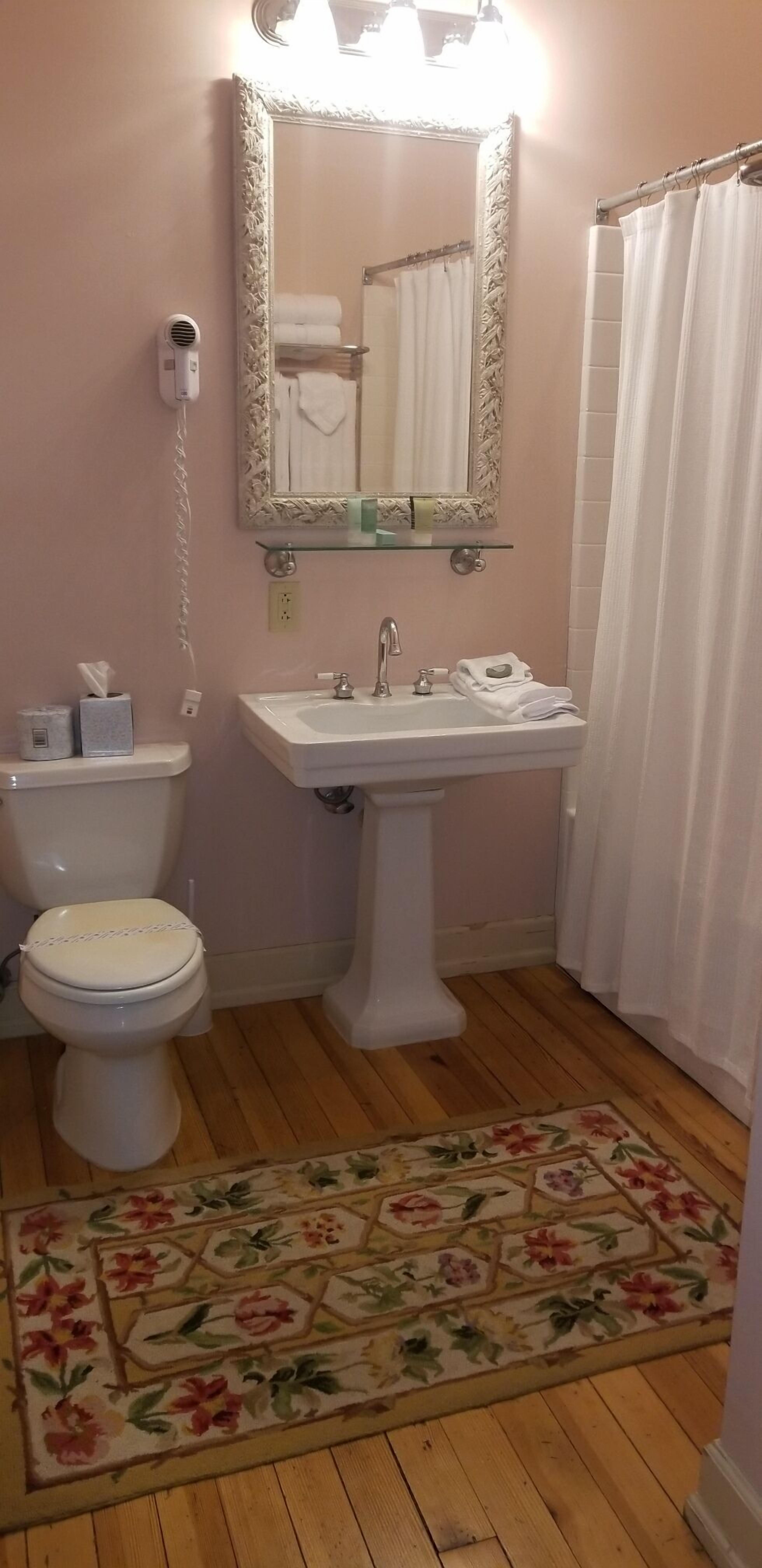 signature jefferson st rooms, 1 queen bed, non-smoking (rooms 11-17) | bathroom | combined shower/bathtub, free toiletries, hair dryer, towels