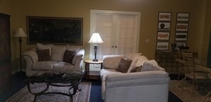 Suite Deluxe, 1 habitación, no fumadores (Room 18) | Zona de estar | Una televisión de pantalla plana