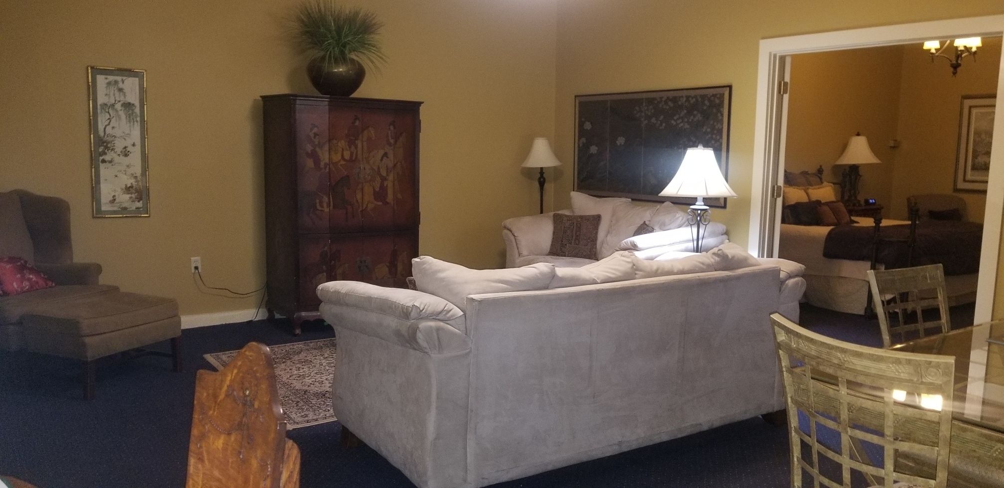 deluxe ground floor king suite, 1 king bedroom, non-smoking (room 18) | living area | flat-screen tv