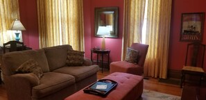 Deluxe-Suite, 1 Schlafzimmer, Nichtraucher (Pet friendly - 21 & 24) | Wohnbereich | Flachbildfernseher