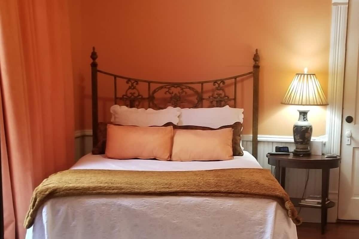 deluxe mason house suite, 1 queen bedroom, non-smoking (pet friendly - 21 & 24) | desk, iron/ironing board, free wifi, bed sheets