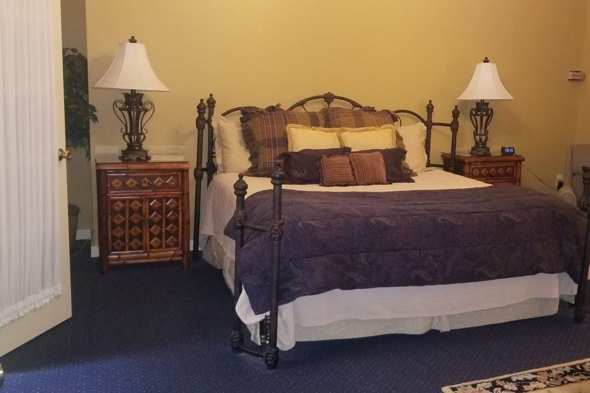 Deluxe Ground Floor King Suite, 1 King Bedroom, Non-Smoking (Room 18) | Desk, iron/ironing board, free WiFi, bed sheets