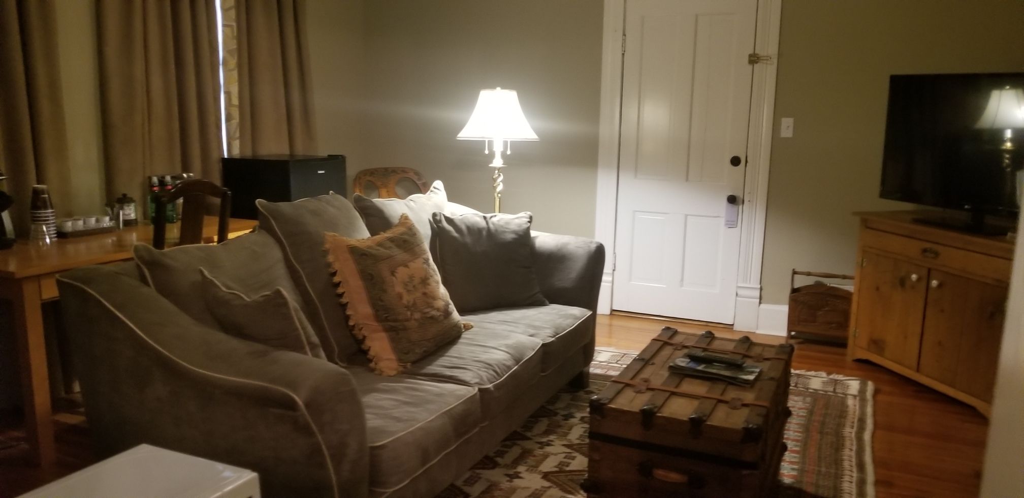 deluxe mason house suite, 1 queen bedroom, non-smoking (pet friendly - 21 & 24) | living area | flat-screen tv