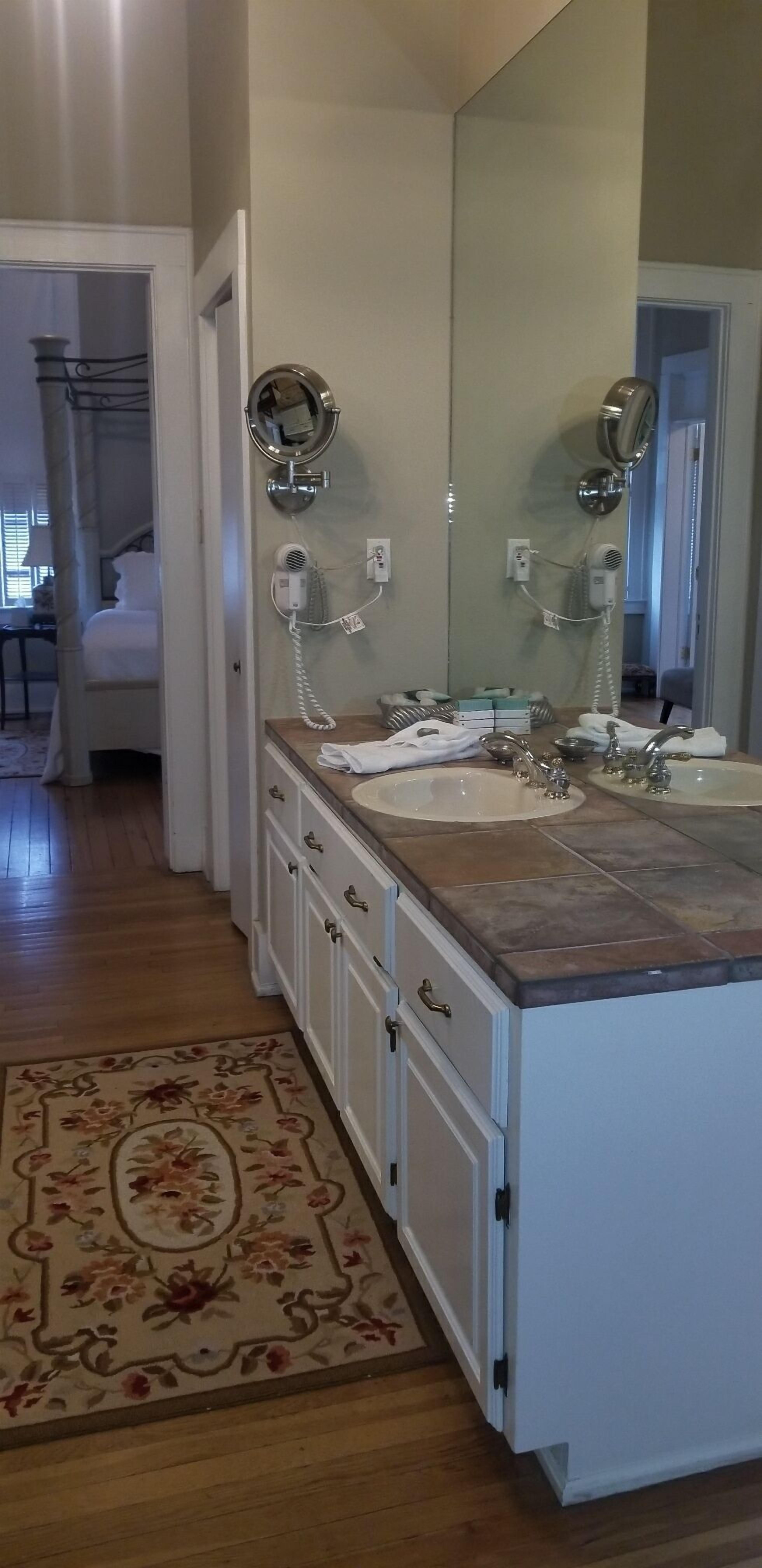 deluxe 2 bedroom suite, non-smoking, kitchen (room 25) | bathroom | combined shower/bathtub, free toiletries, hair dryer, towels