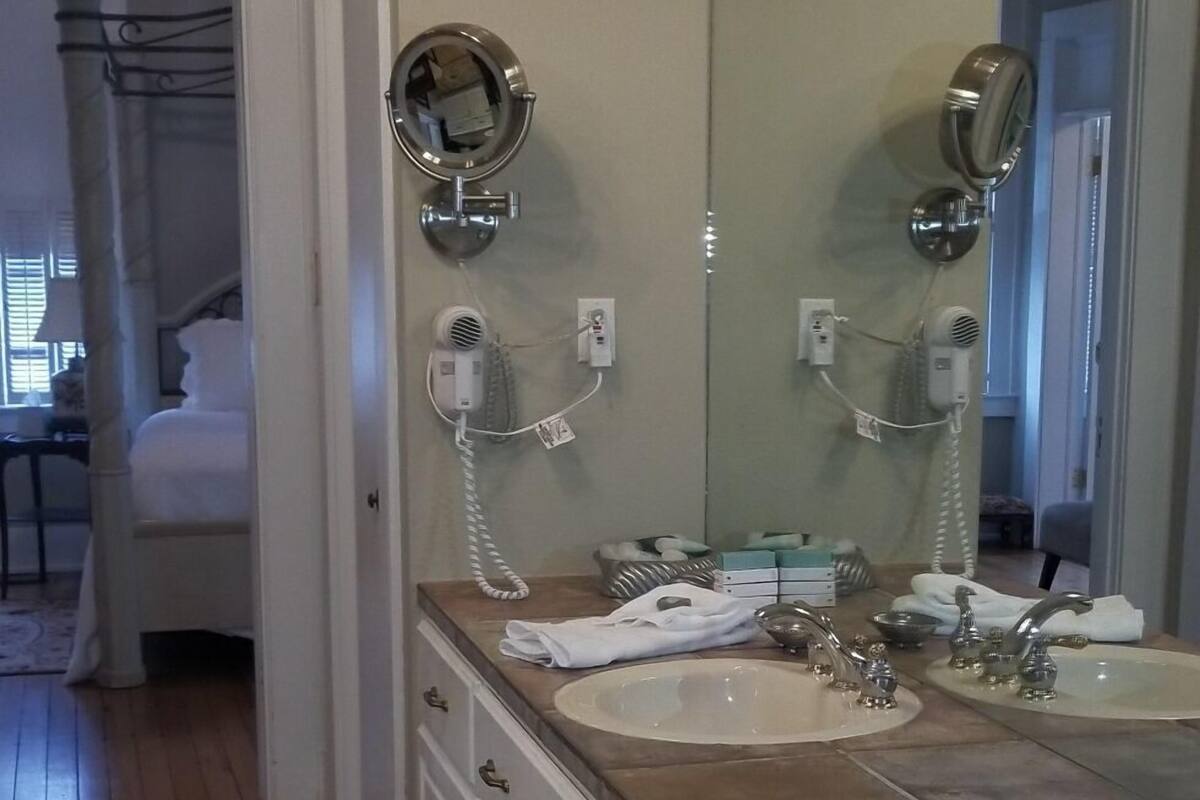 deluxe 2 bedroom suite, non-smoking, kitchen (room 25) | bathroom | combined shower/bathtub, free toiletries, hair dryer, towels