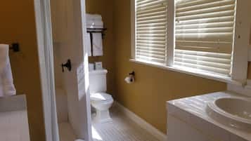 Habitación Prestigio, 1 cama Queen size, para no fumadores (Pet Friendly-Room 22) | Baño | Tina con regadera, amenidades de baño gratuitas, secadora de cabello