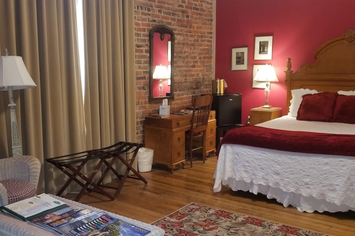 Signature Jefferson St Rooms, 1 Queen Bed, Non-Smoking (Rooms 11-17) | Desk, iron/ironing board, free WiFi, bed sheets