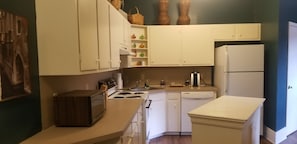 Suite Deluxe, 2 habitaciones, no fumadores, cocina (Room 2) | Cocina privada | Frigorífico y cafetera o tetera