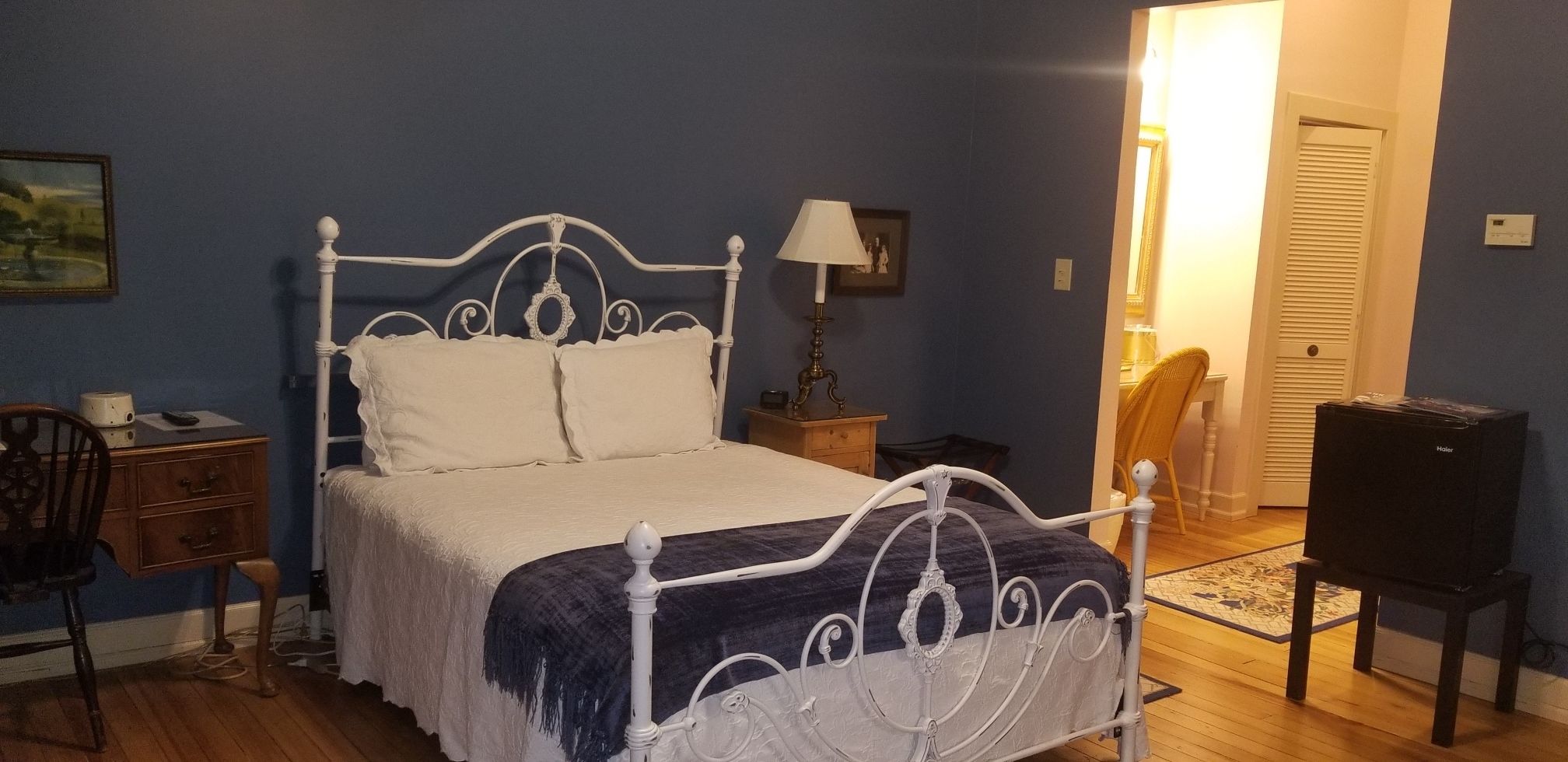 signature jefferson st rooms, 1 queen bed, non-smoking (rooms 11-17) | desk, iron/ironing board, free wifi, bed sheets