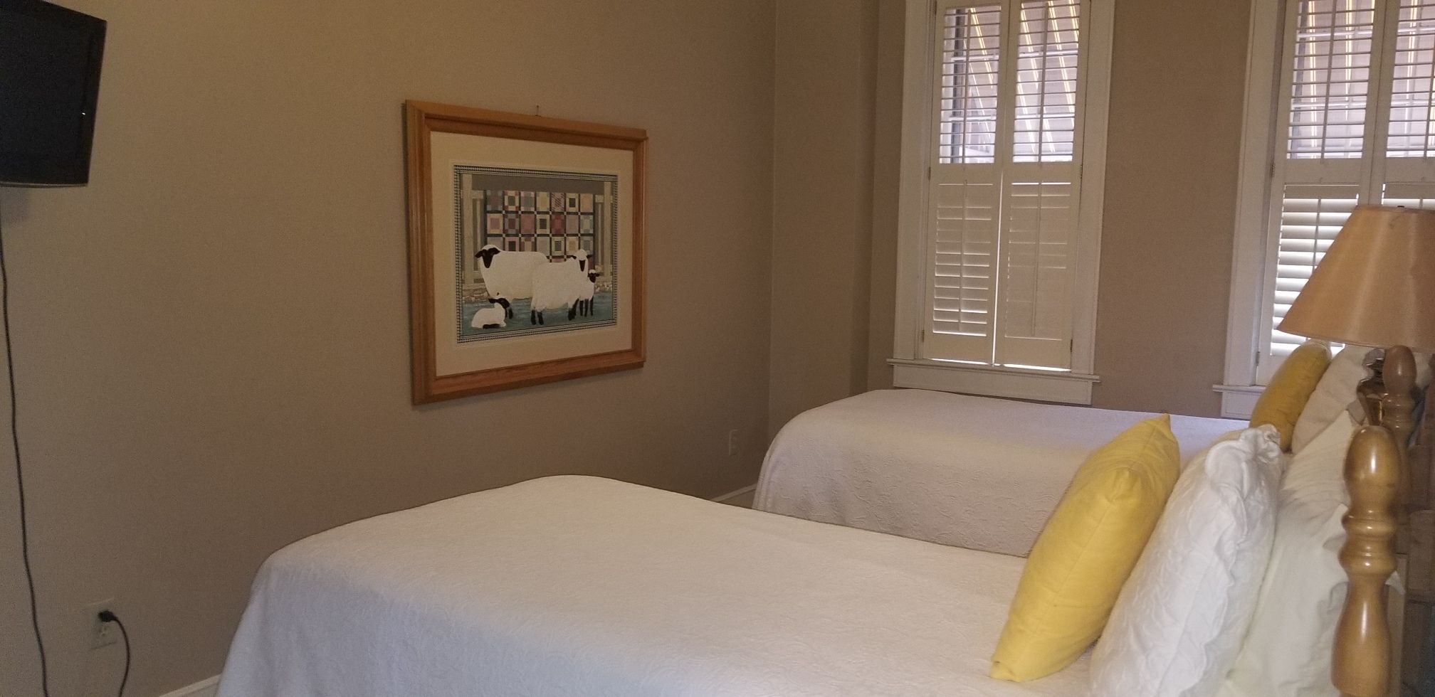 deluxe suite, 2 bedrooms, non-smoking, kitchen (room 2) | desk, iron/ironing board, free wifi, bed sheets