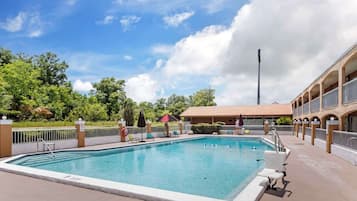 Udendørs pool, åben fra kl. 10.00 til kl. 22.00, parasoller, liggestole