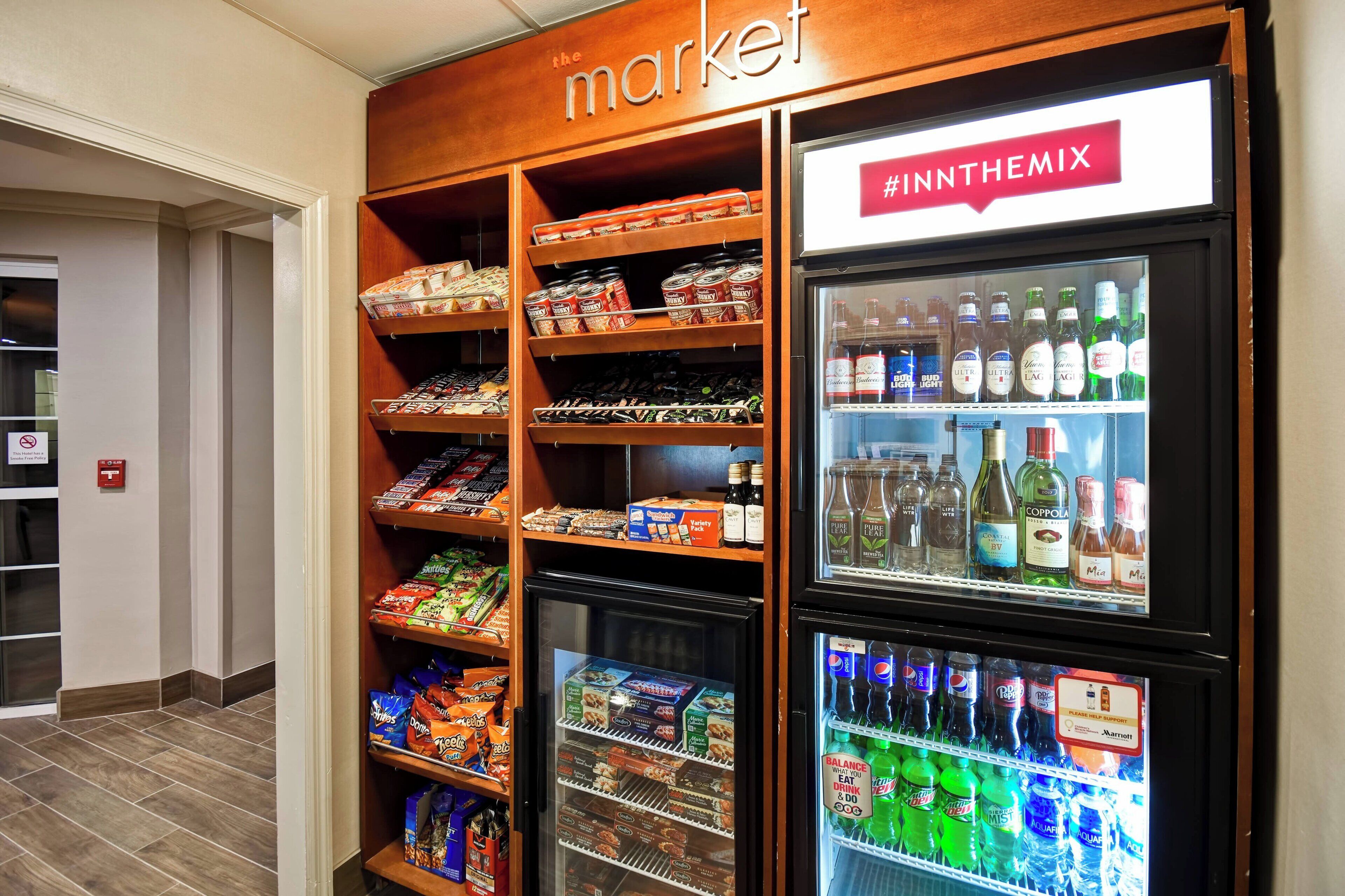 Een automaatruimte met meerdere planken vol snacks, drankjes en toevoegingen.