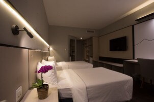 Minibar, caja de seguridad en la habitación y escritorio 