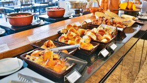 Un bufé con diversos alimentos y utensilios para servir.