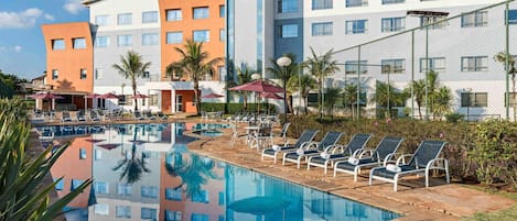 Piscine extérieure, chaises longues