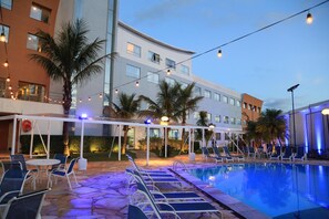 Kolam renang outdoor, dengan kursi berjemur