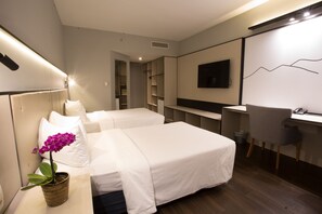 Kamar Twin Superior, 2 Tempat Tidur Twin | Minibar, brankas, meja kerja, dan ruang kerja ramah laptop