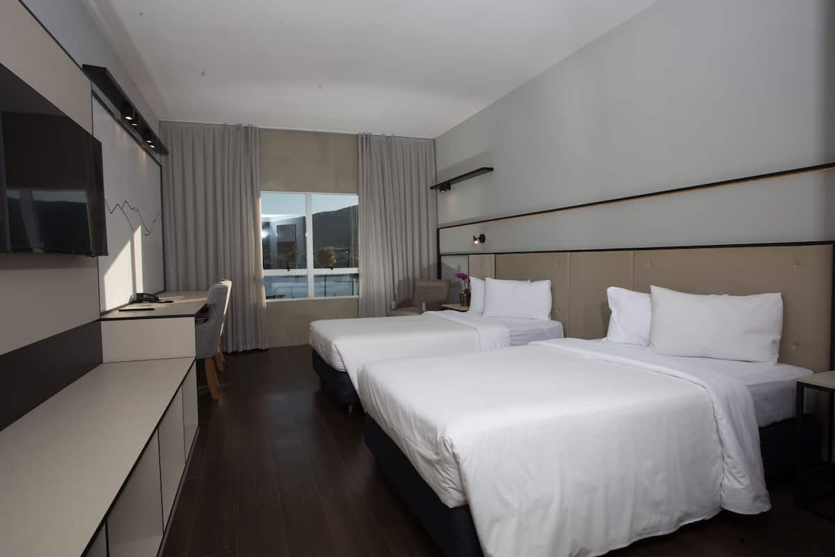 Minibar, caja de seguridad en la habitación y escritorio