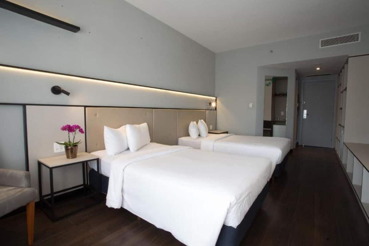 Minibar, caja de seguridad en la habitación y escritorio