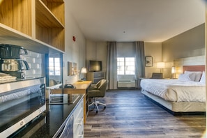 Suite, 1 très grand lit | Cuisine privée | Réfrigérateur, four à micro-ondes, surface de cuisson, lave-vaisselle