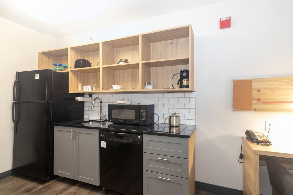 Fridge, microwave, stovetop, dishwasher