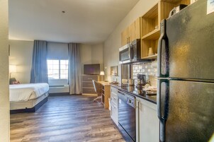 Ropa de cama de alta calidad, muebles diferentes y escritorio 