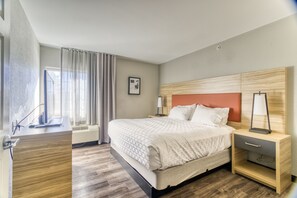 Luxe beddengoed, individueel gemeubileerd, een bureau