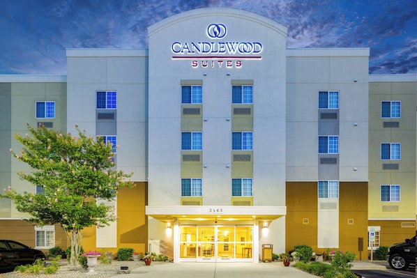 A hotel with a modern facade, a clear sky, and a well-maintained entrance area. - Candlewood Suites New Bern by IHG (New Bern)