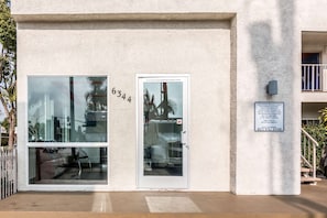 Property entrance - Motel 6 Bell Gardens, CA - Los Angeles (Bell Gardens)