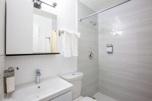 Chambre, 2 grands lits, non-fumeur, réfrigérateur et four à micro-ondes | Salle de bain | Douche, articles de toilette (gratuits), séchoir à cheveux